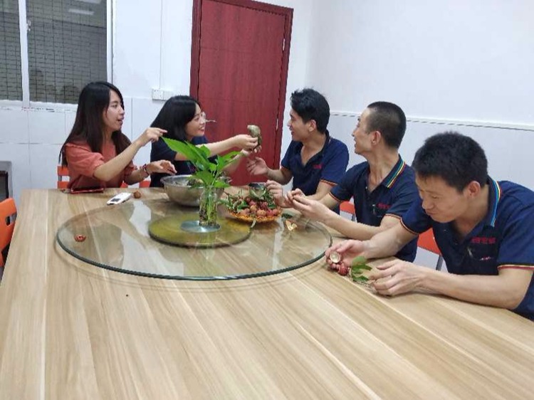 2018端午節紙箱海角在线观看免费网廠家海角社区国产精品伦子伦免费包裝開展包粽子活動